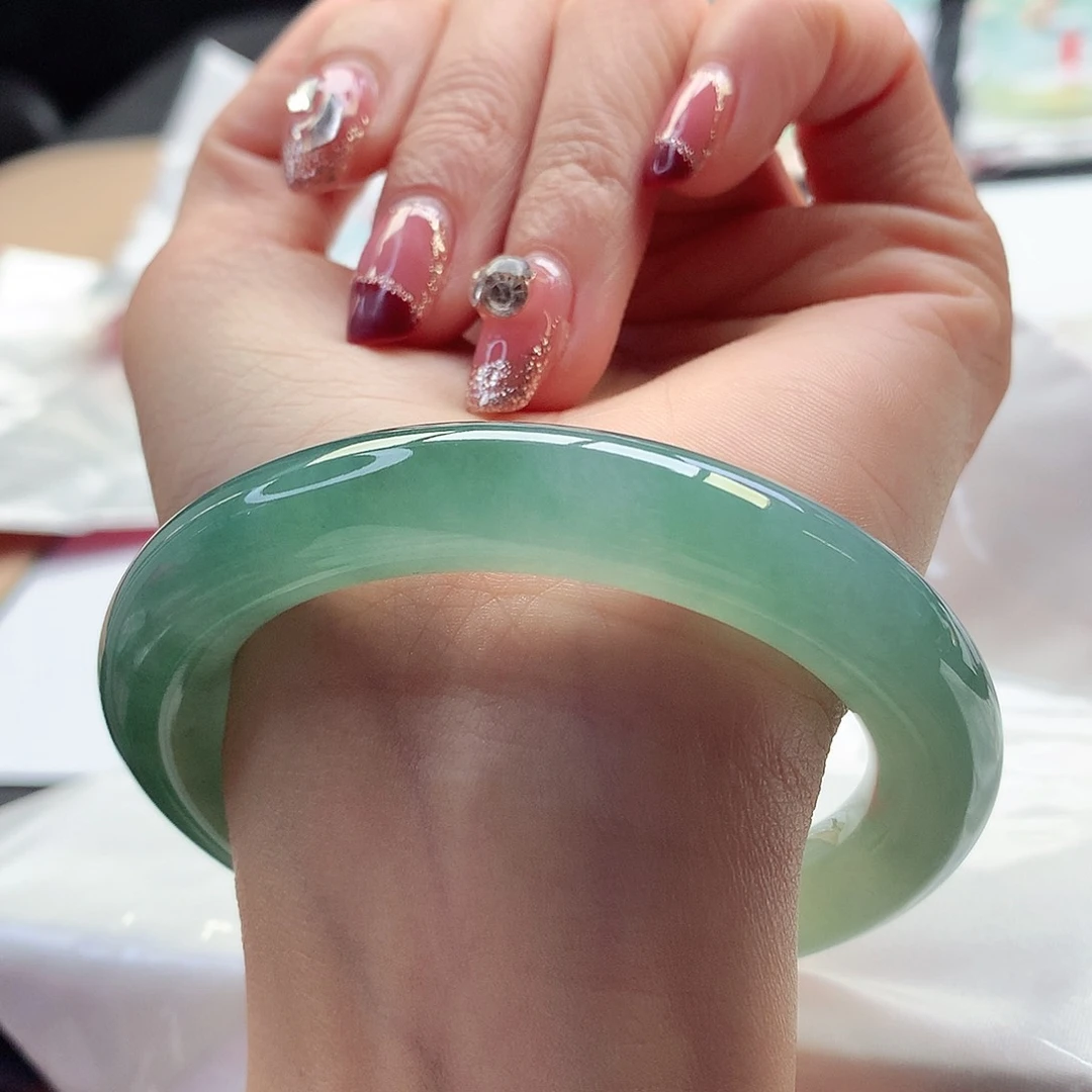 翡翠手镯未镶嵌56-57圈口冰胶湖水绿主播力推