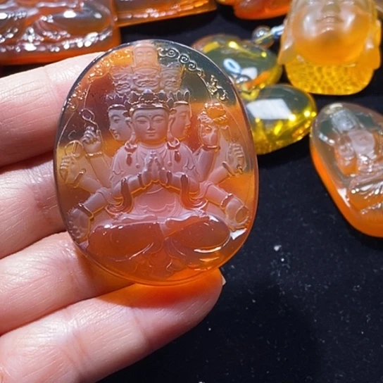 琥珀未镶嵌颈饰千手观音