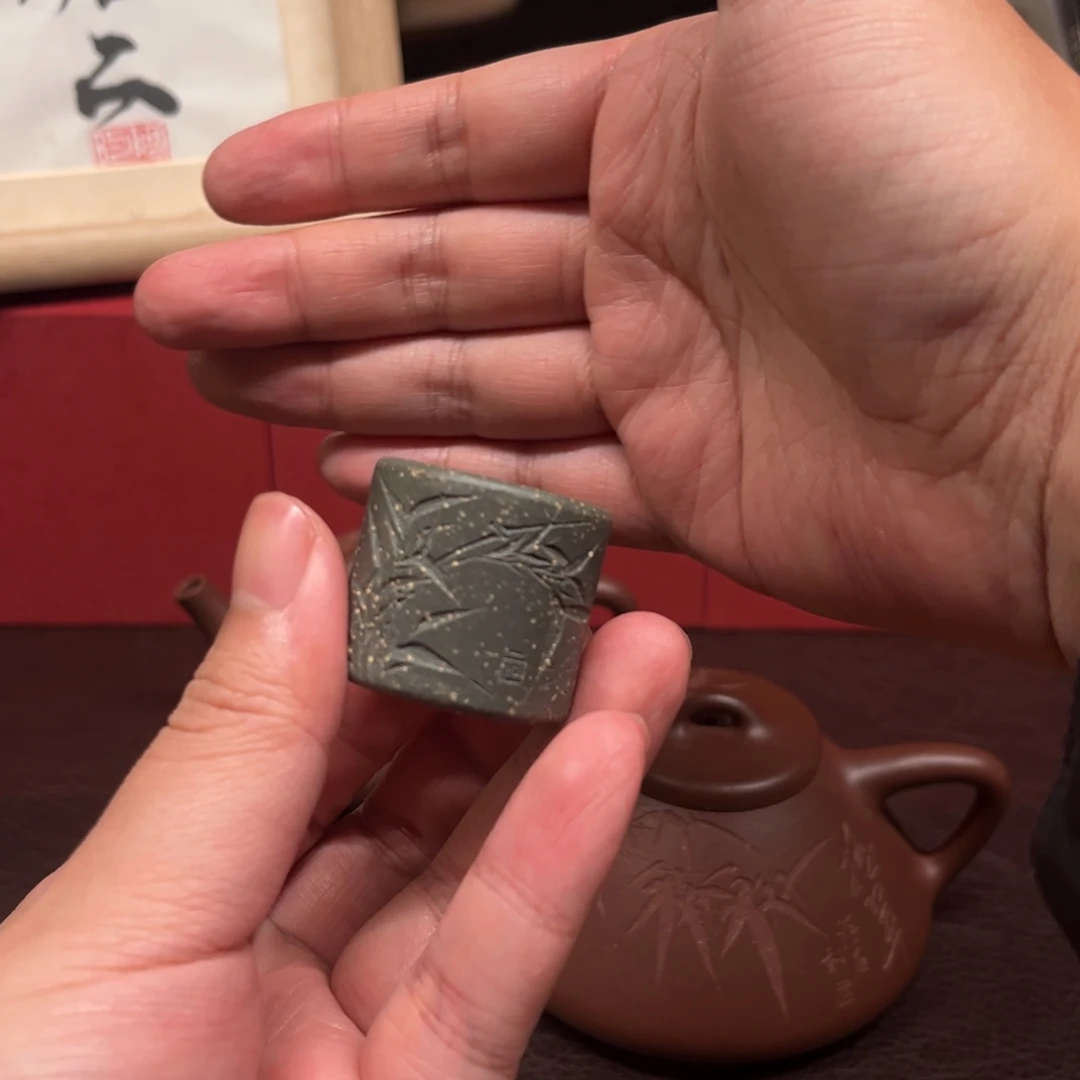 老***？茶壶紫砂青山出品，扳指一个。