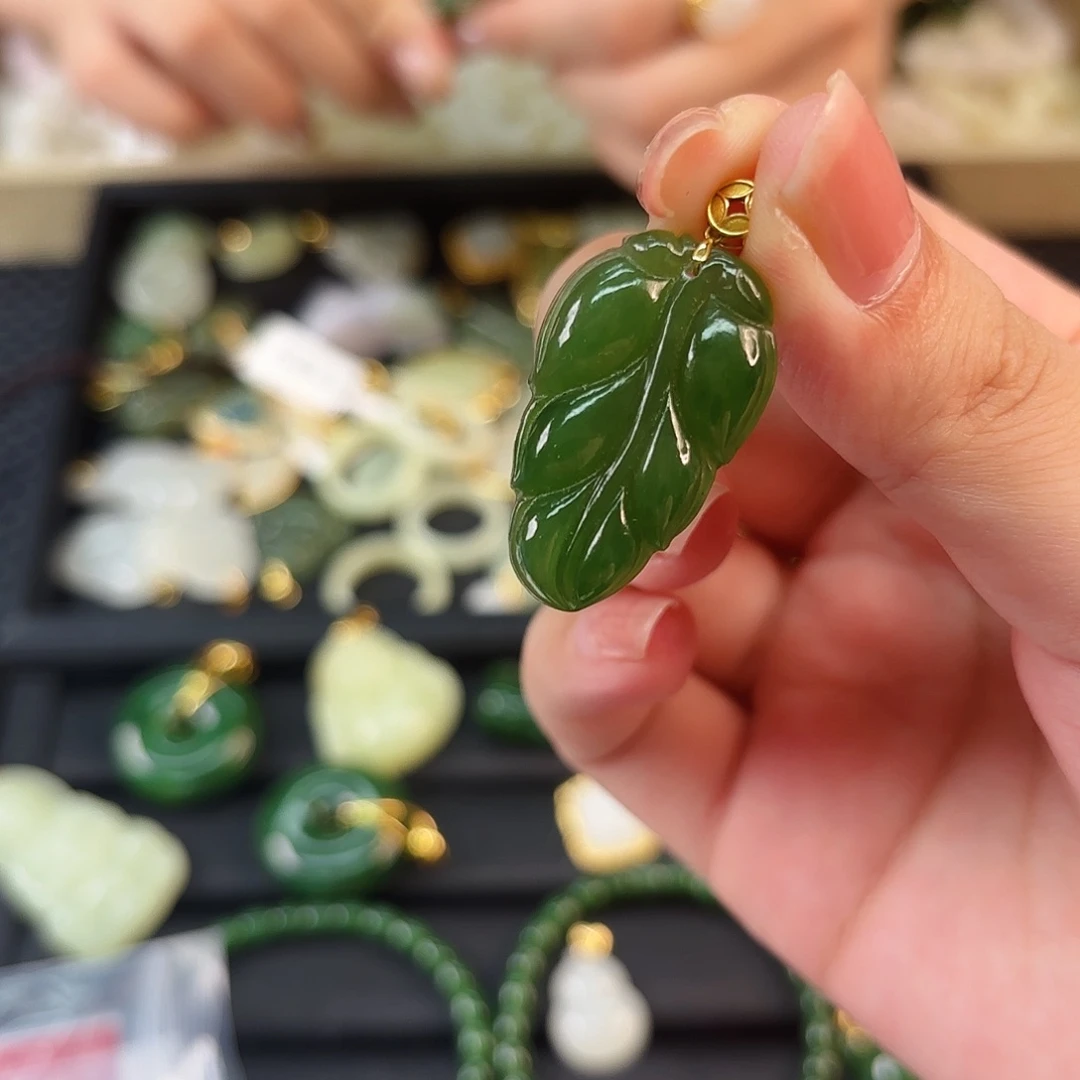 嘉***福和田玉18K金镶嵌颈饰碧玉叶子