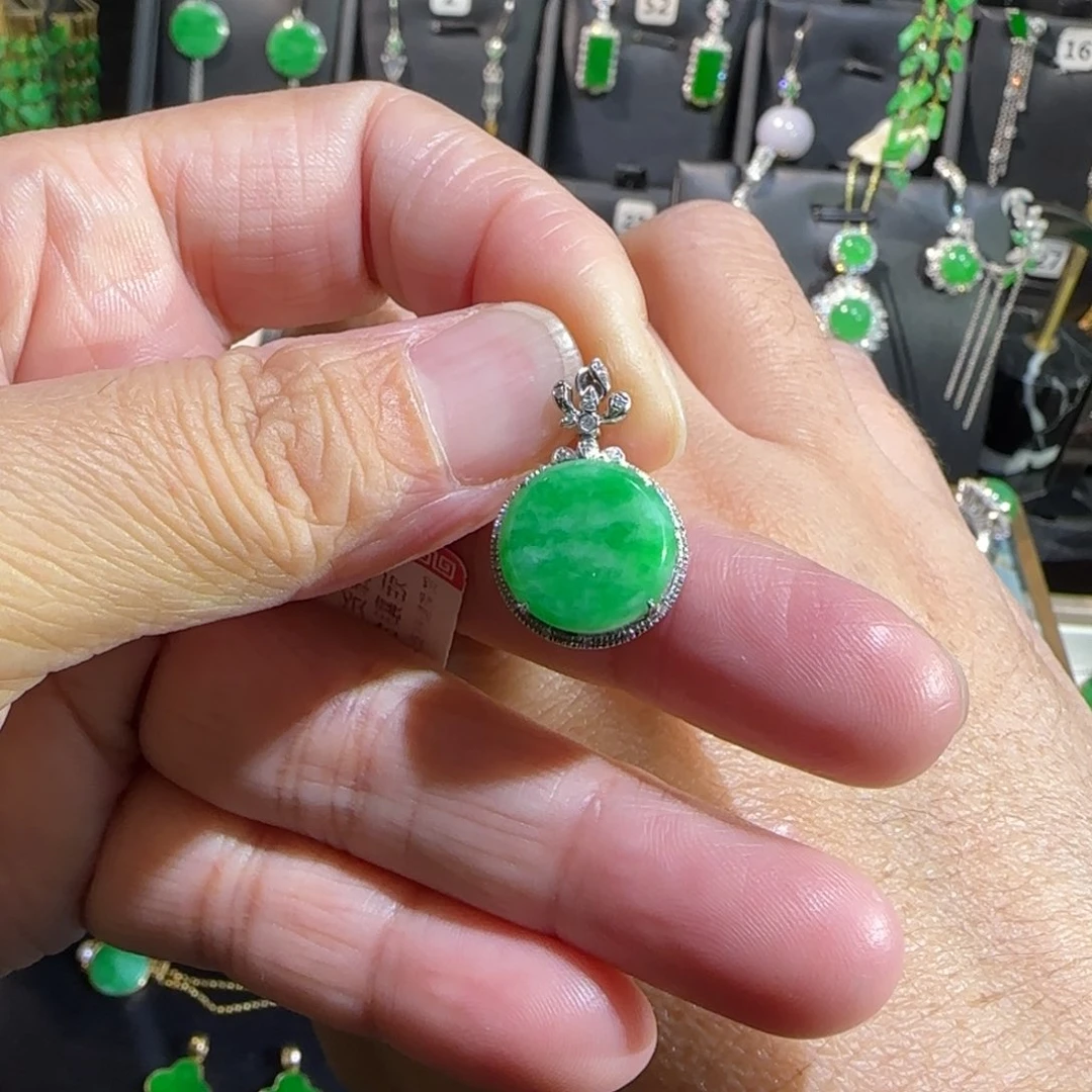 翡翠18K金镶嵌颈饰吊坠