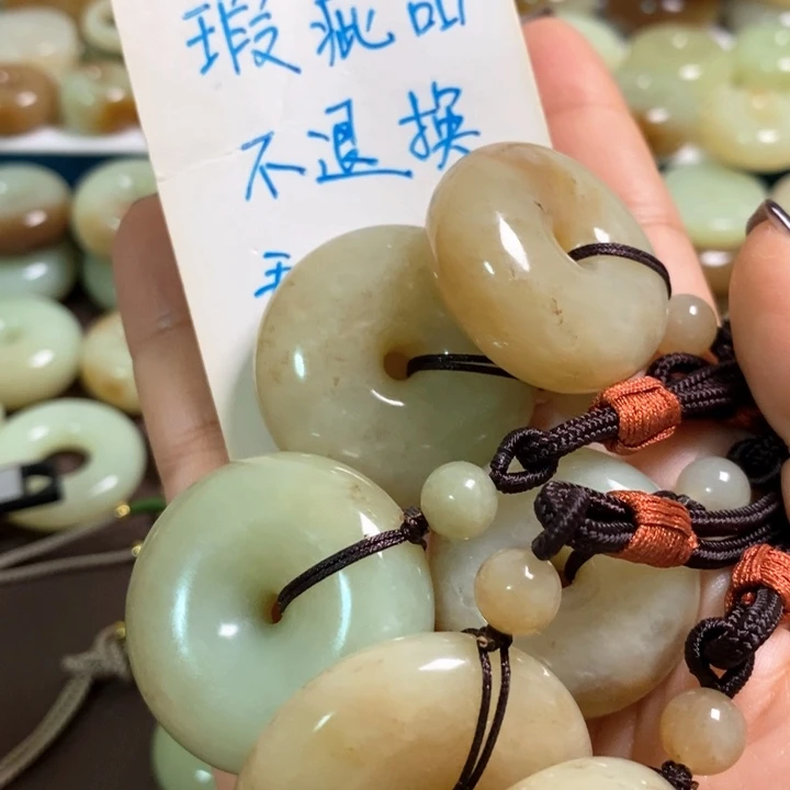和田玉（糖玉）未镶嵌颈饰随机发一个