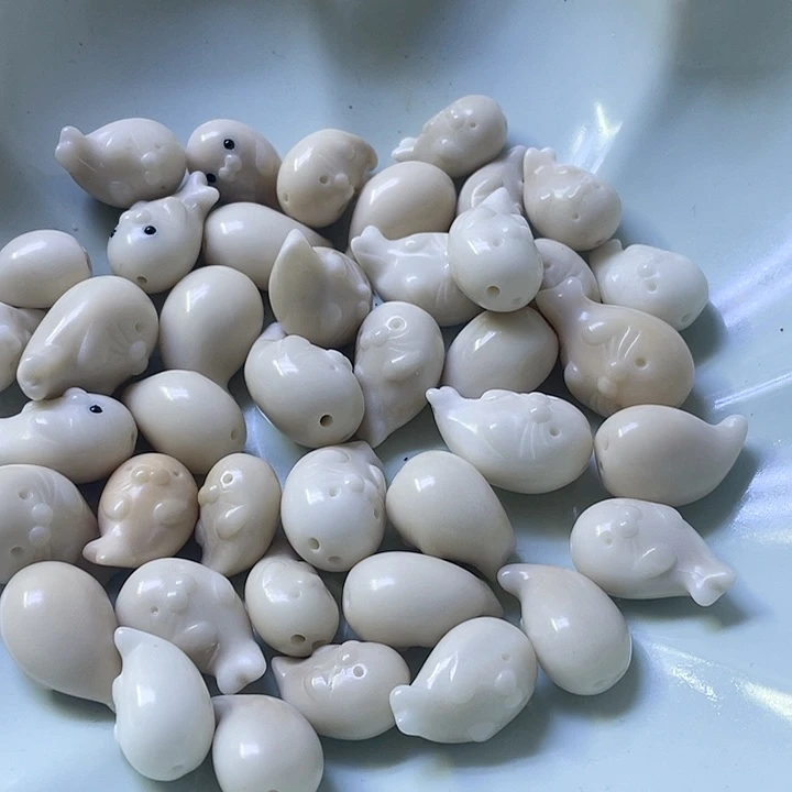 白玉菩提吊坠微瑕海豹三个