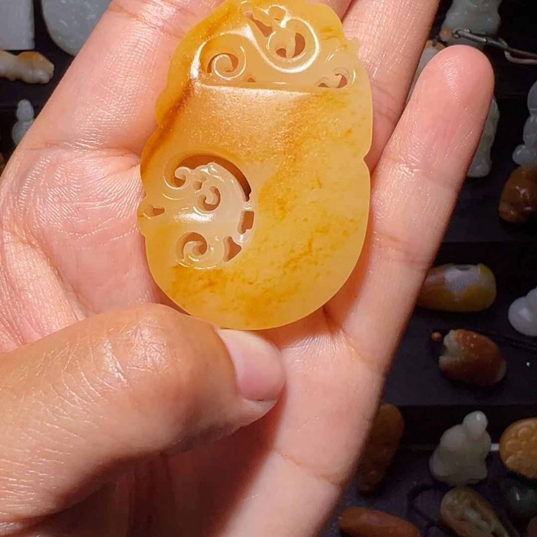 洪***兴和田玉未镶嵌颈饰