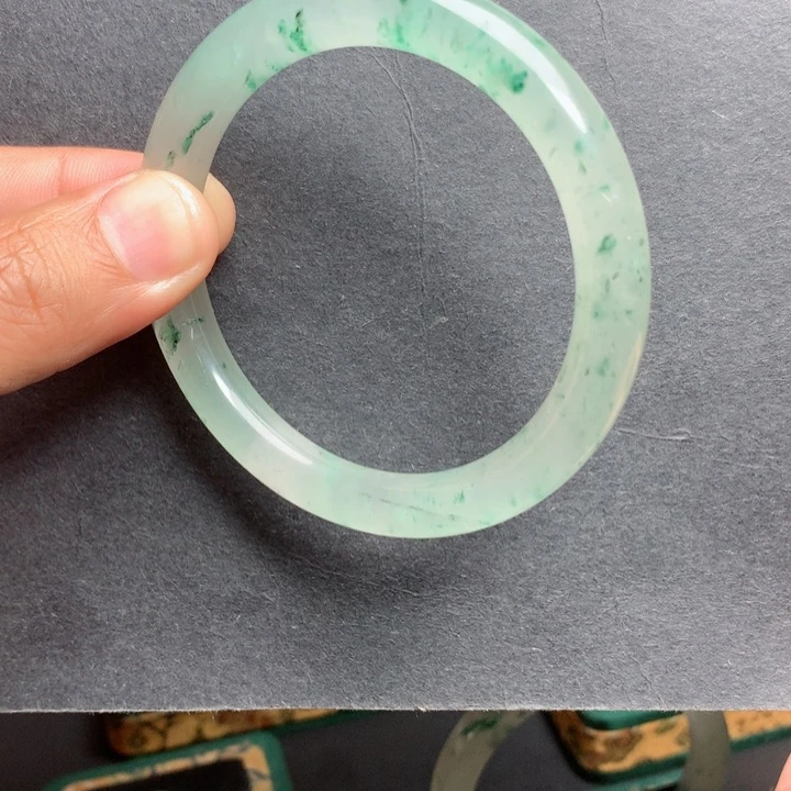 未镶嵌手镯石英质玉