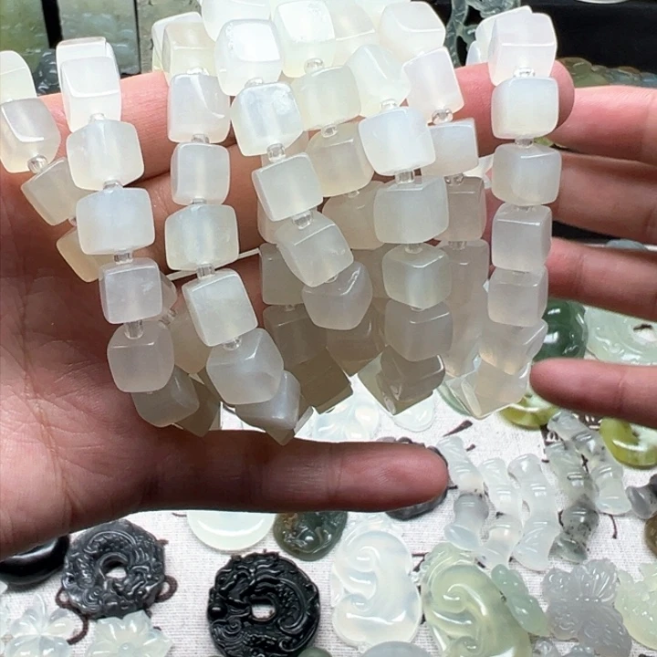 蛇纹石玉颈饰未镶嵌