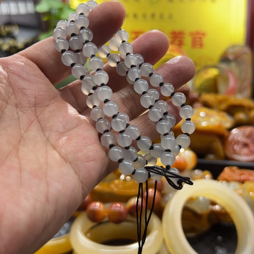 颈饰未镶嵌石英质玉