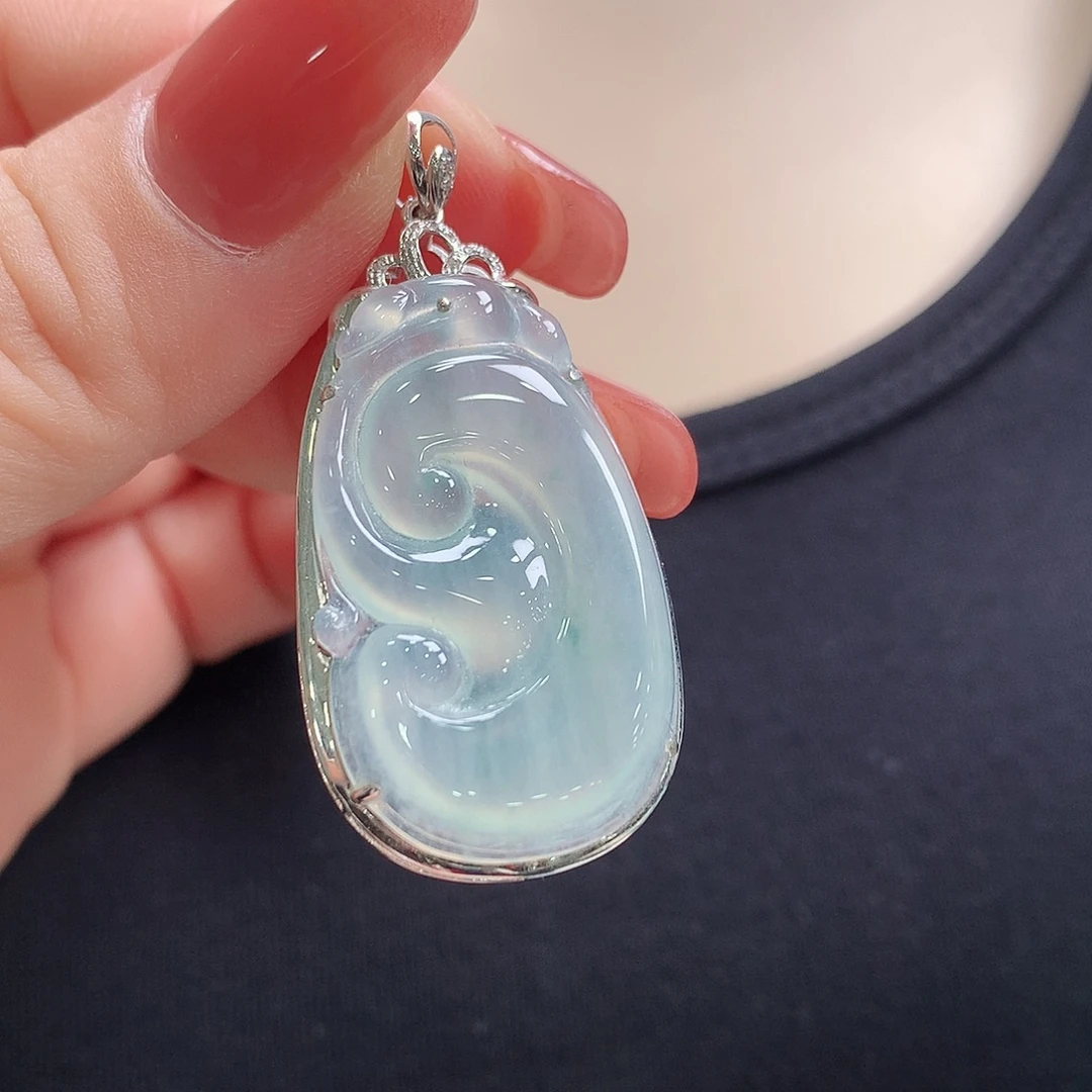 翡翠18K金镶嵌颈饰如意