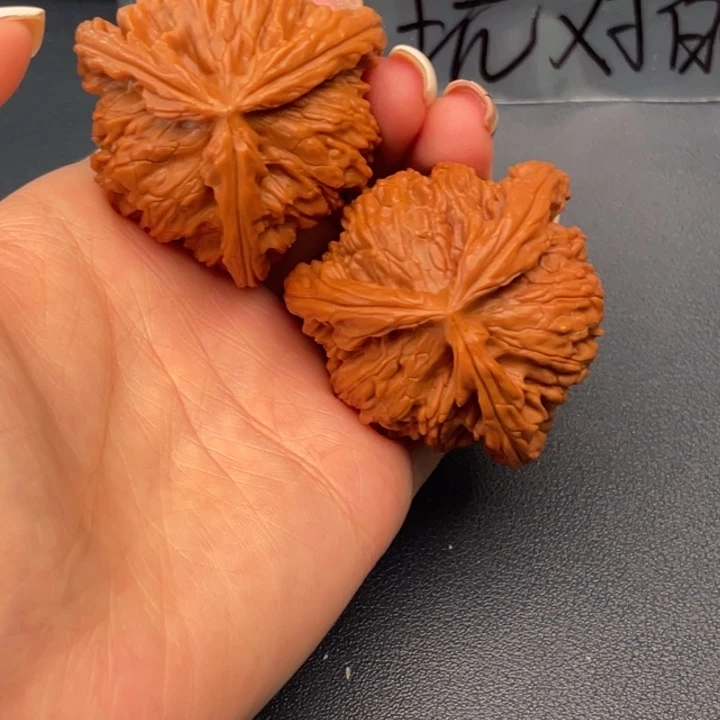 俗***哥文玩核桃吊坠白狮子