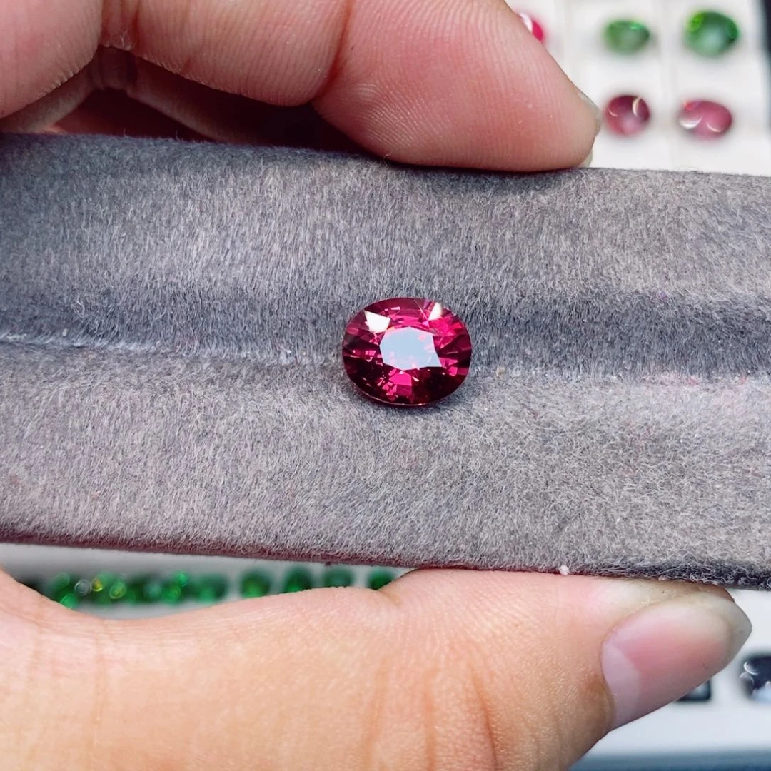 石榴石（紫牙乌）裸石未镶嵌镁铝石榴3.87克拉