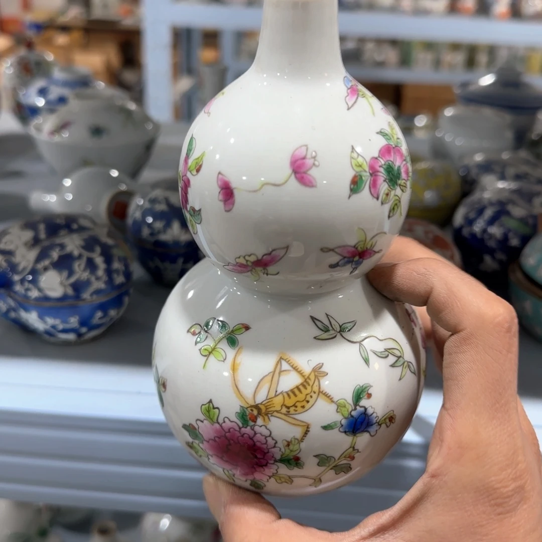 瓷片瓷器上用白泥雕刻出各种