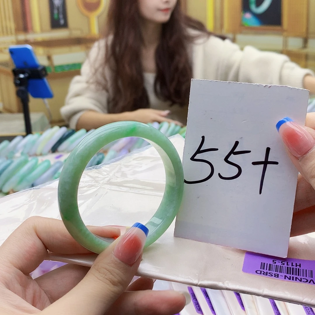 翡翠未镶嵌手镯9000……