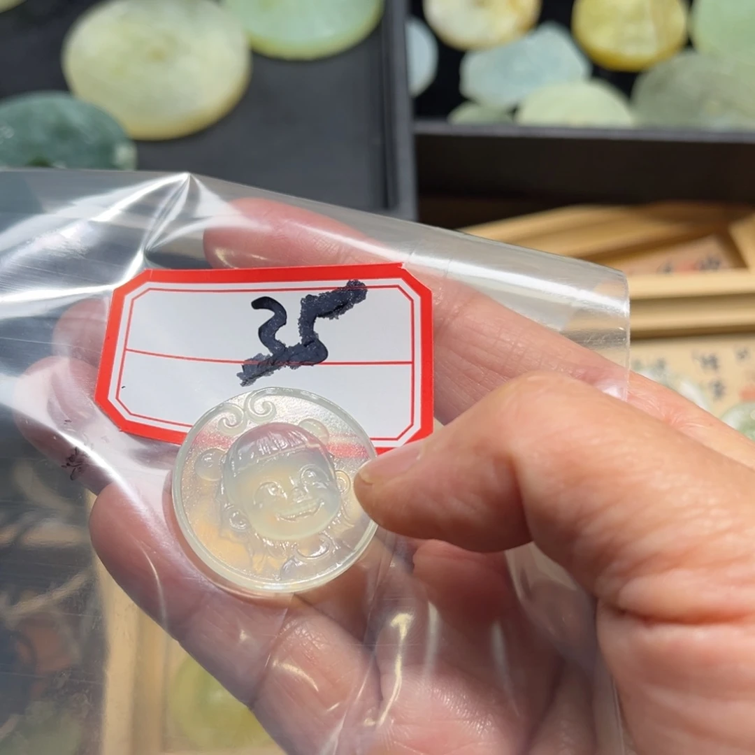 蛇纹石玉颈饰合金闻*