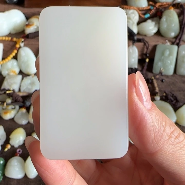 和田玉颈饰未镶嵌多****。