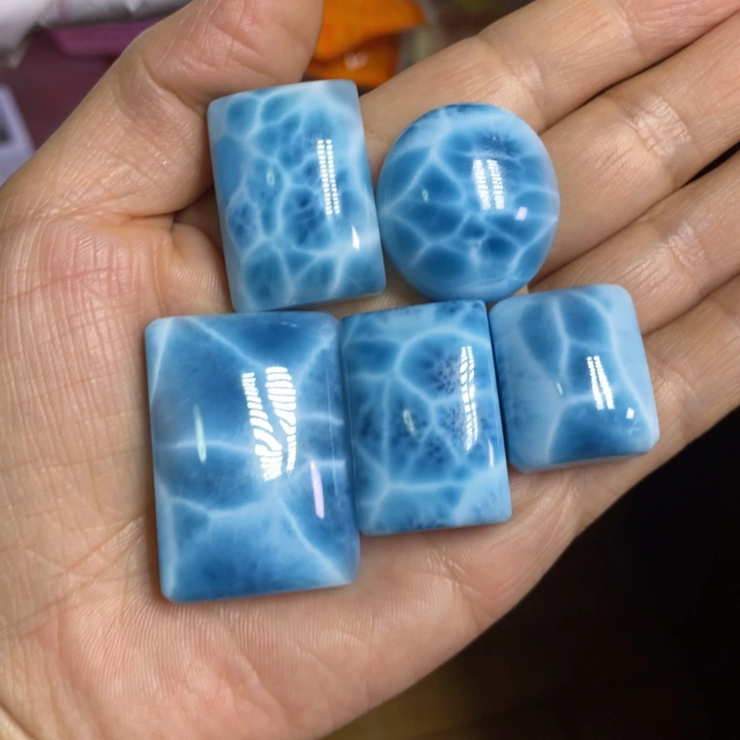 贝***班未镶嵌针钠钙石（海纹石）颈饰
