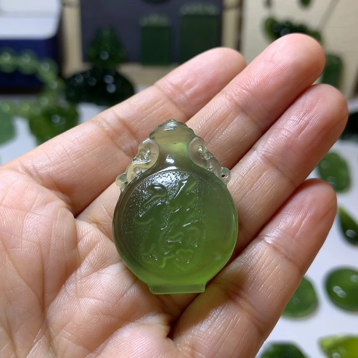 岫玉未镶嵌颈饰吊坠