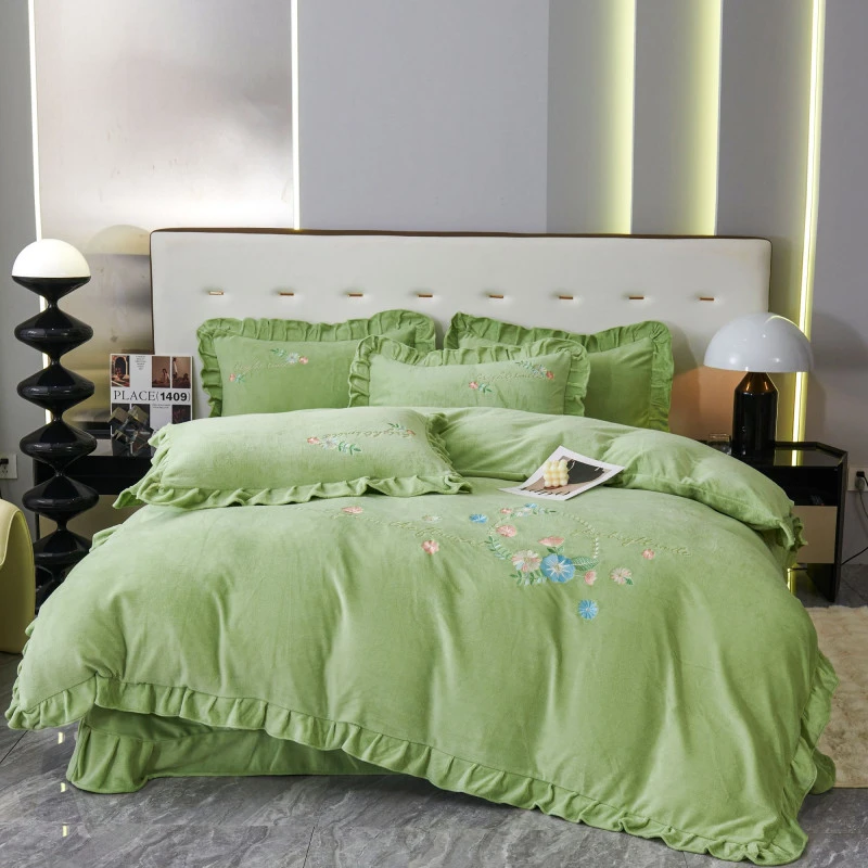 雪京 现货 冬季加厚宝宝绒花边款刺绣四件套 牛奶绒保暖四件套。