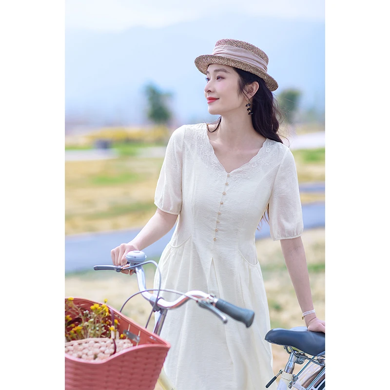 红念米白色连衣裙女显瘦短袖夏季2025新款女装气质优雅V领长裙子