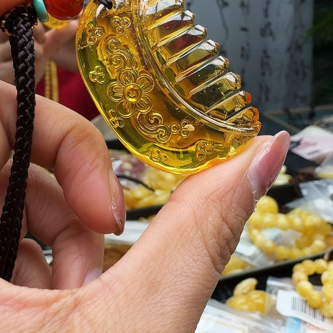 琥珀裸石未镶嵌……