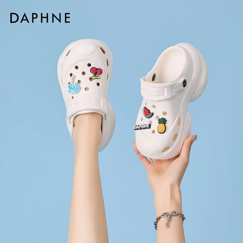 达芙妮洞洞鞋女款外穿2025夏季新款防滑厚底增高包头拖海边沙滩鞋