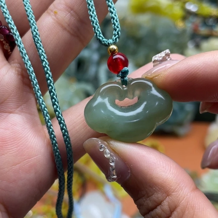 蛇纹石玉未镶嵌吊坠