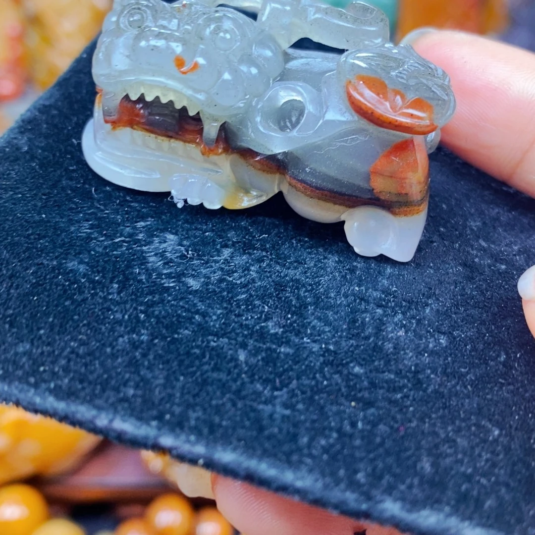 未镶嵌石英质玉（黄龙玉）颈饰