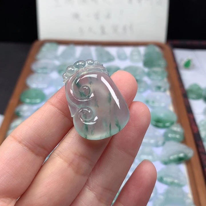 颈饰未镶嵌翡翠冰种飘花如意