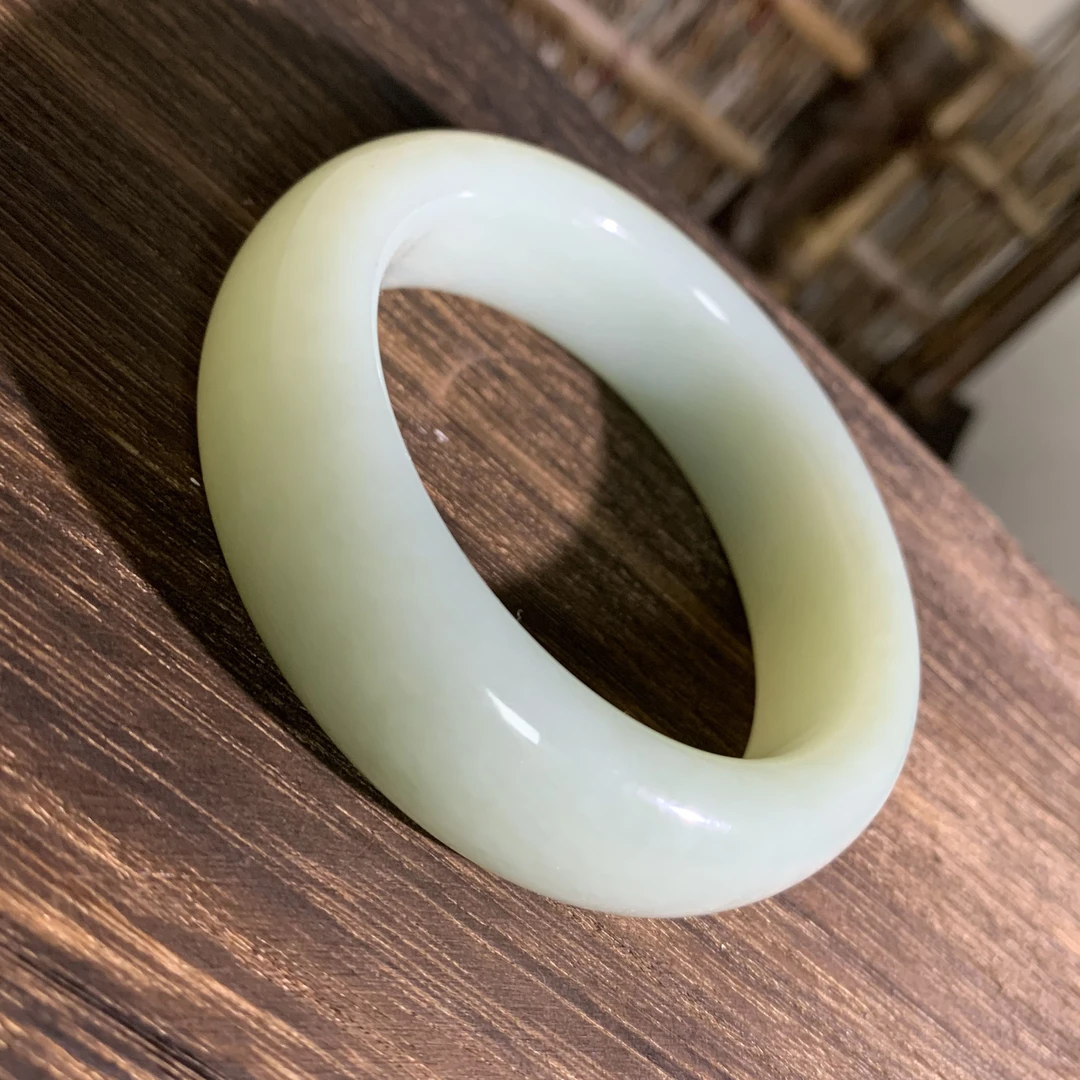 精美和田玉且末蓝手镯。独特的颜色，呈现出淡雅的蓝色调，