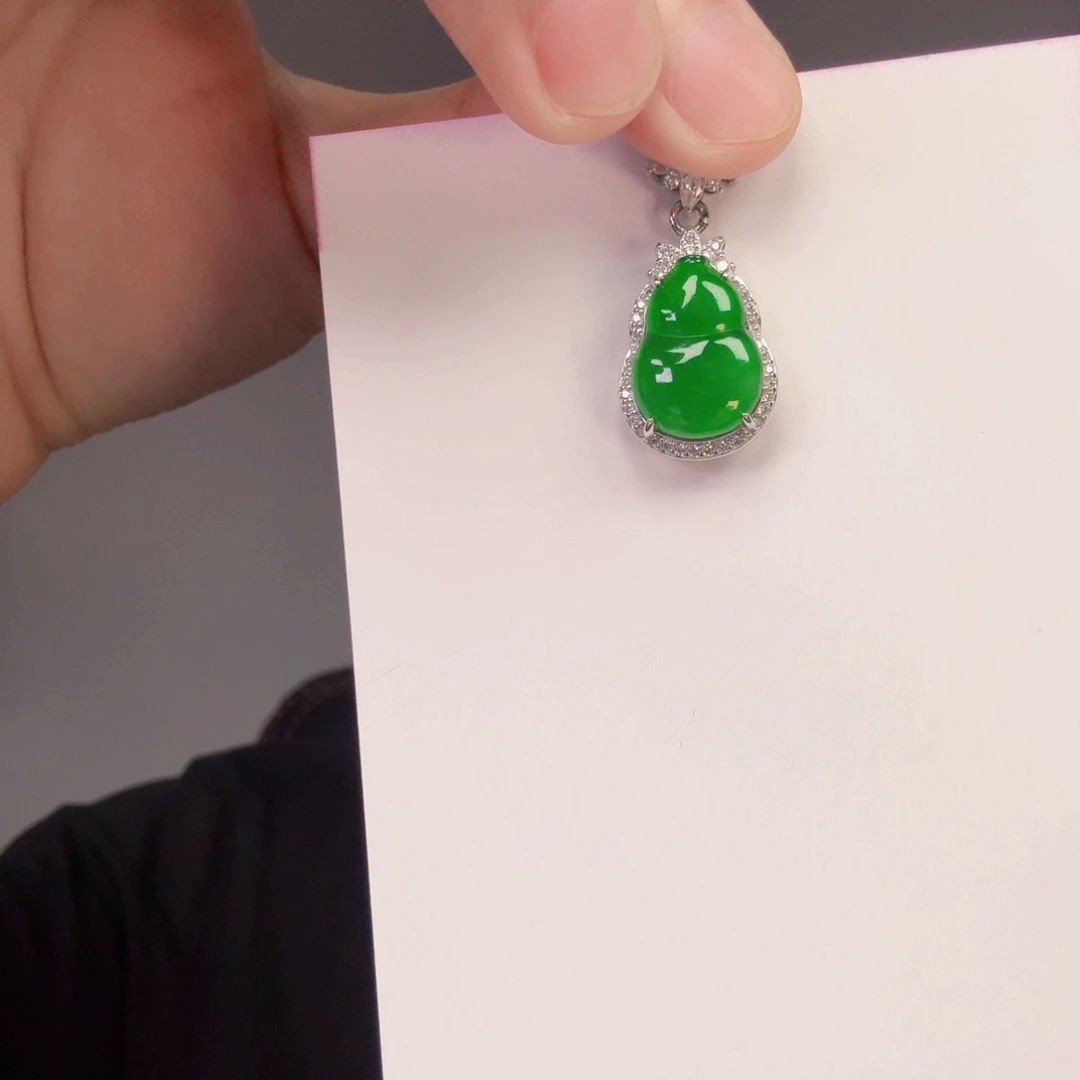 翡翠未镶嵌颈饰一件