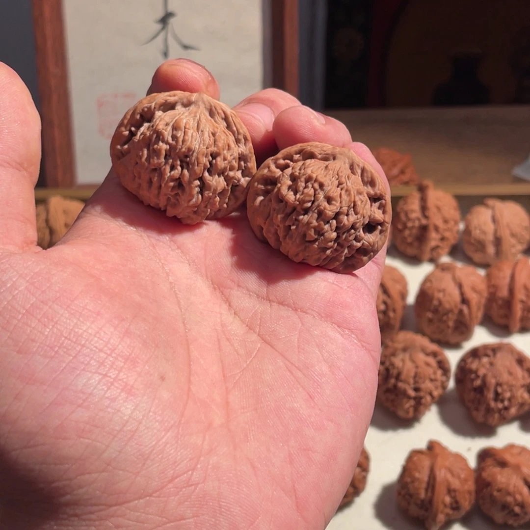 37汉高楼红皮全品文玩核桃