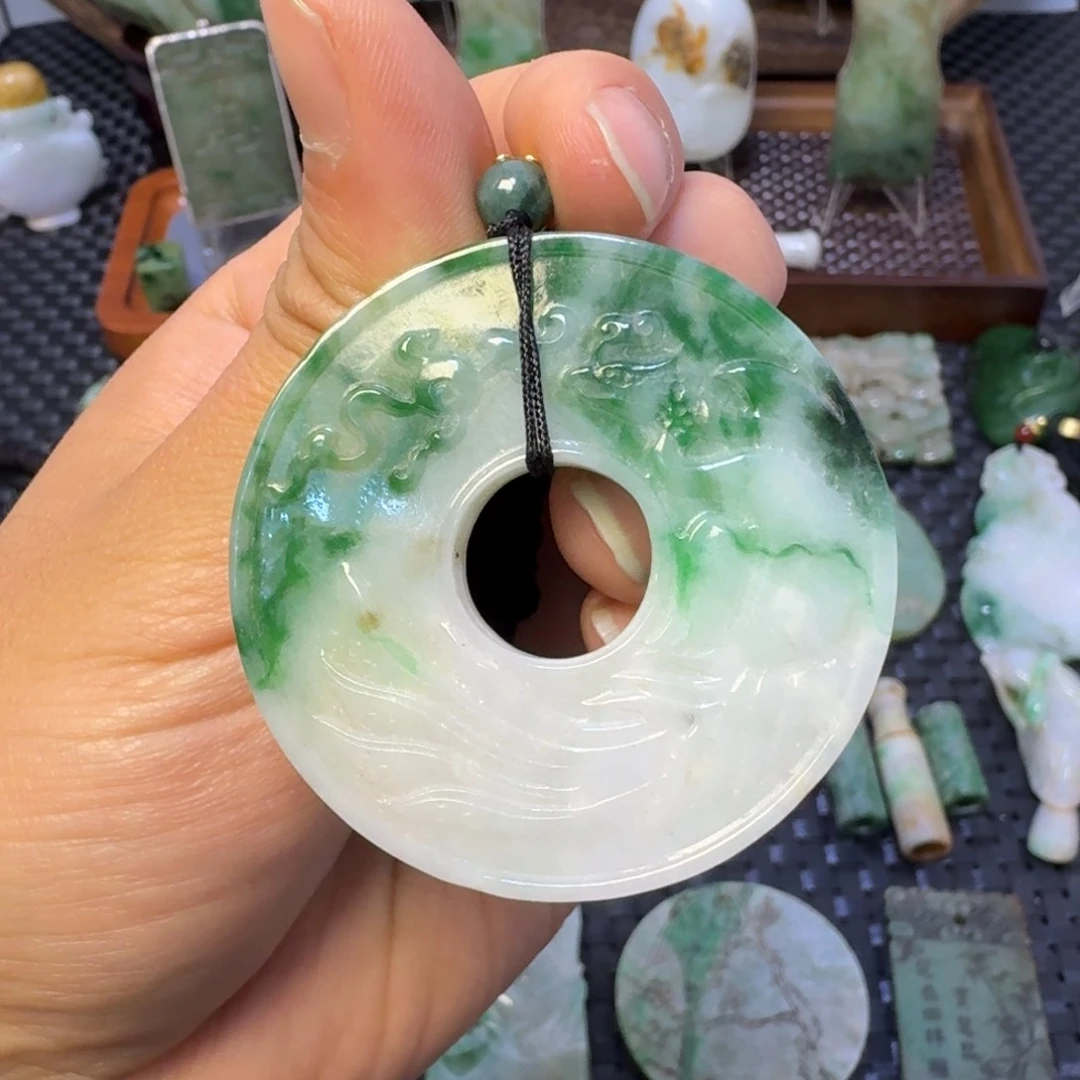 翡翠颈饰未镶嵌翡翠颈饰未镶嵌..