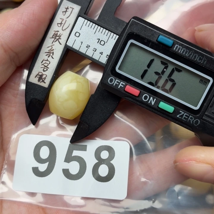 汤***品蜜蜡未镶嵌裸石蜜蜡