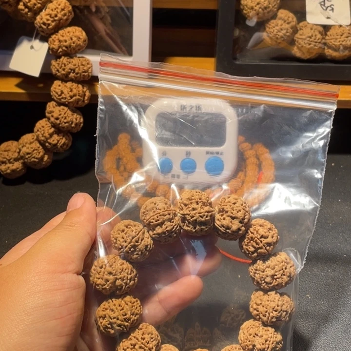 䰧****金刚菩提手串这个