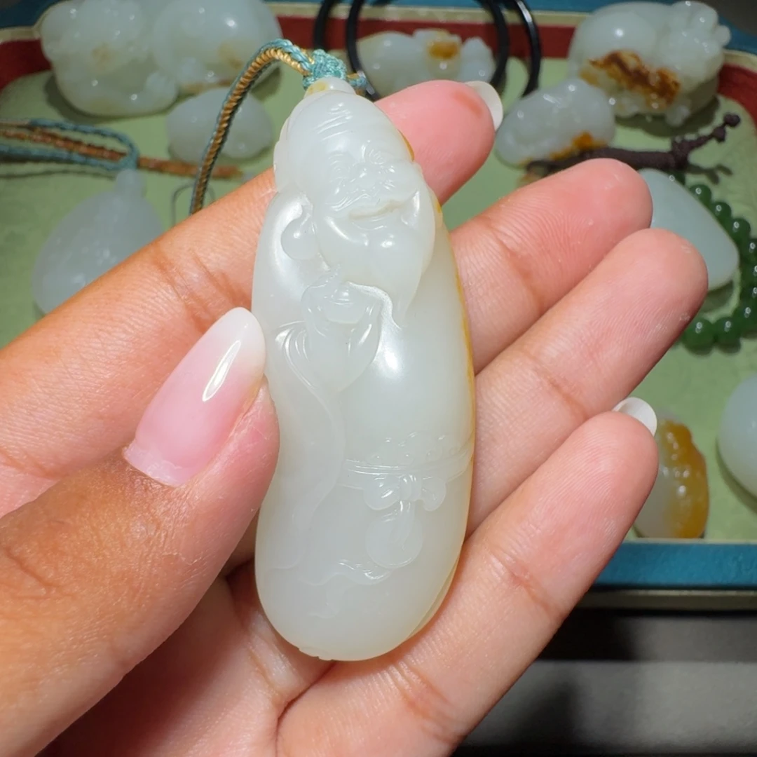 王***伟和田玉未镶嵌颈饰