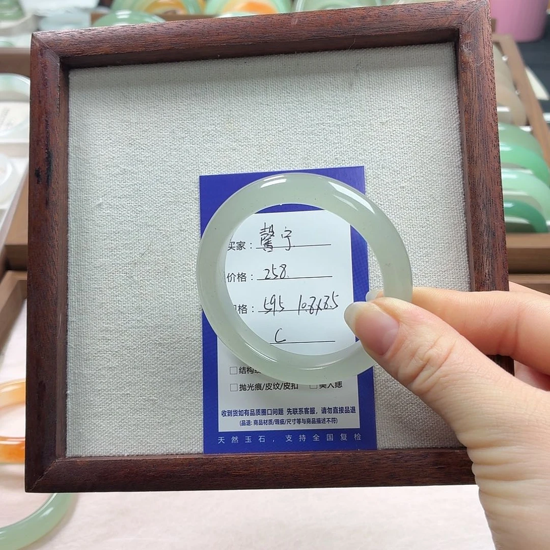 馨***。石英质玉未镶嵌手镯