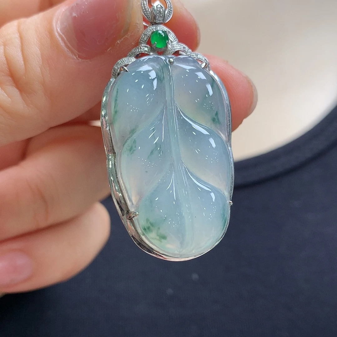 翡翠18K金镶嵌颈饰叶子