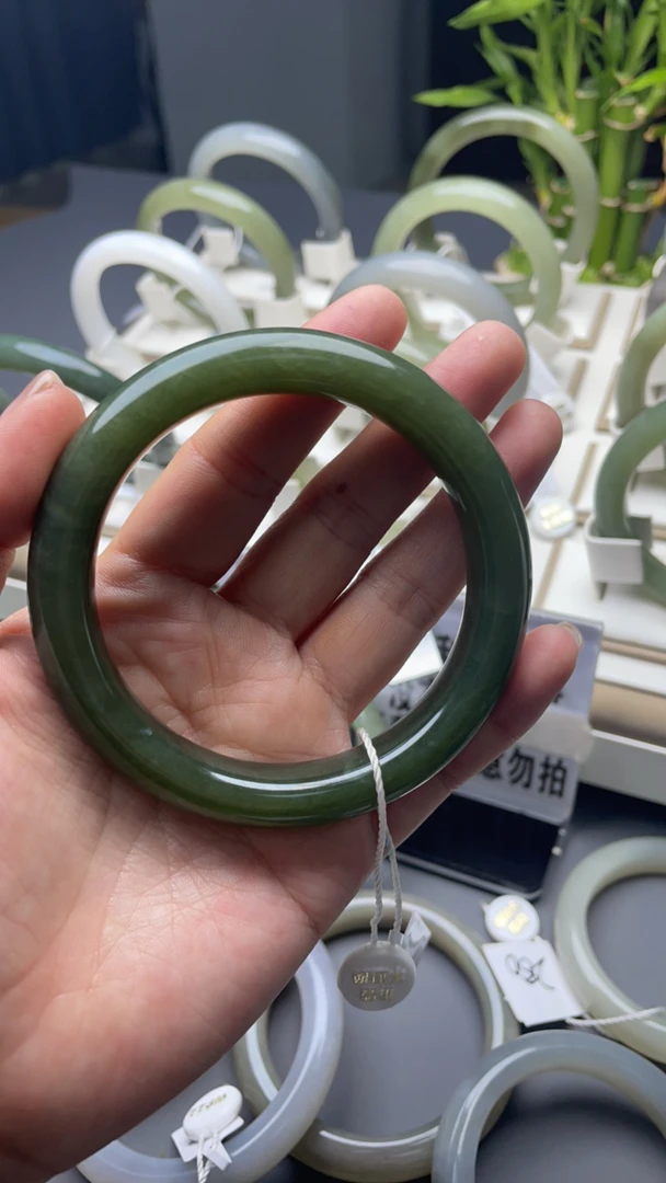 和田玉手镯，湖水绿，有棉瑕疵