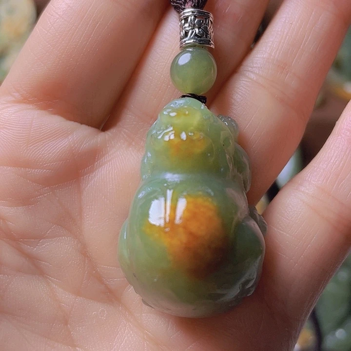 未镶嵌岫岩河磨玉（透闪石质玉）挂件