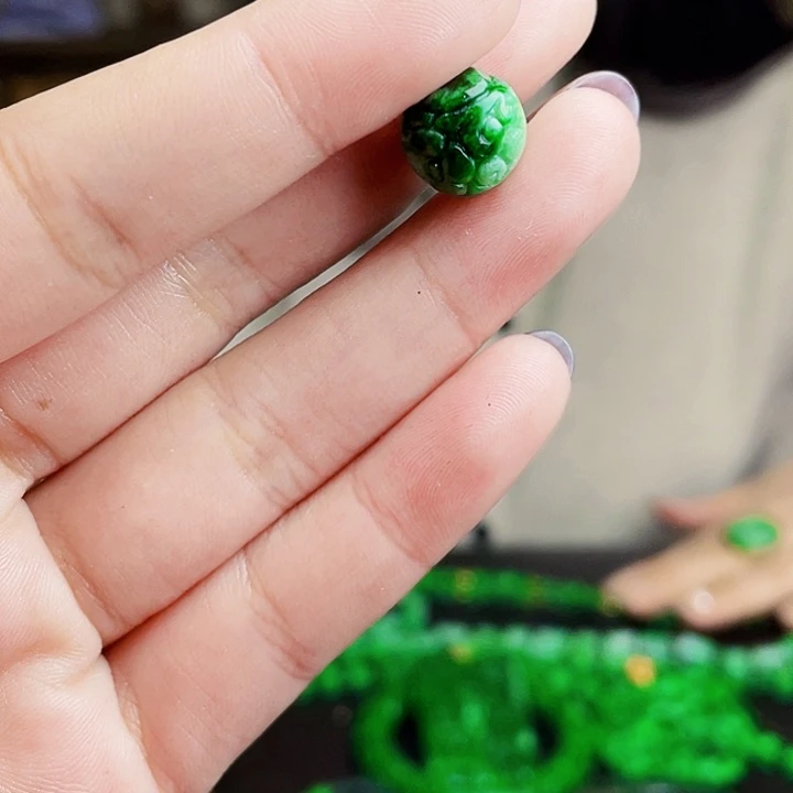 翡翠未镶嵌颈饰多样性