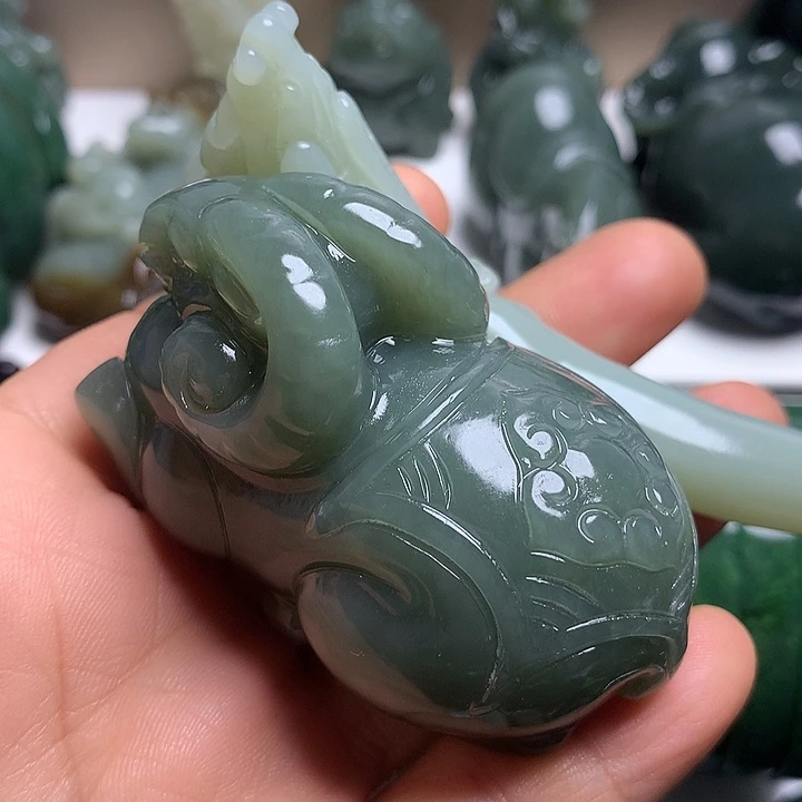 执***着和田玉未镶嵌颈饰