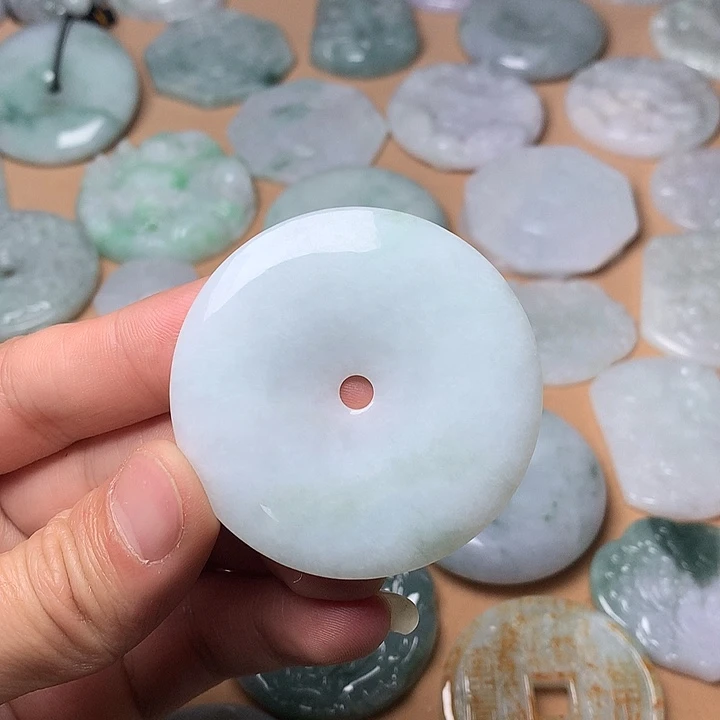 翡翠未镶嵌颈饰平安扣