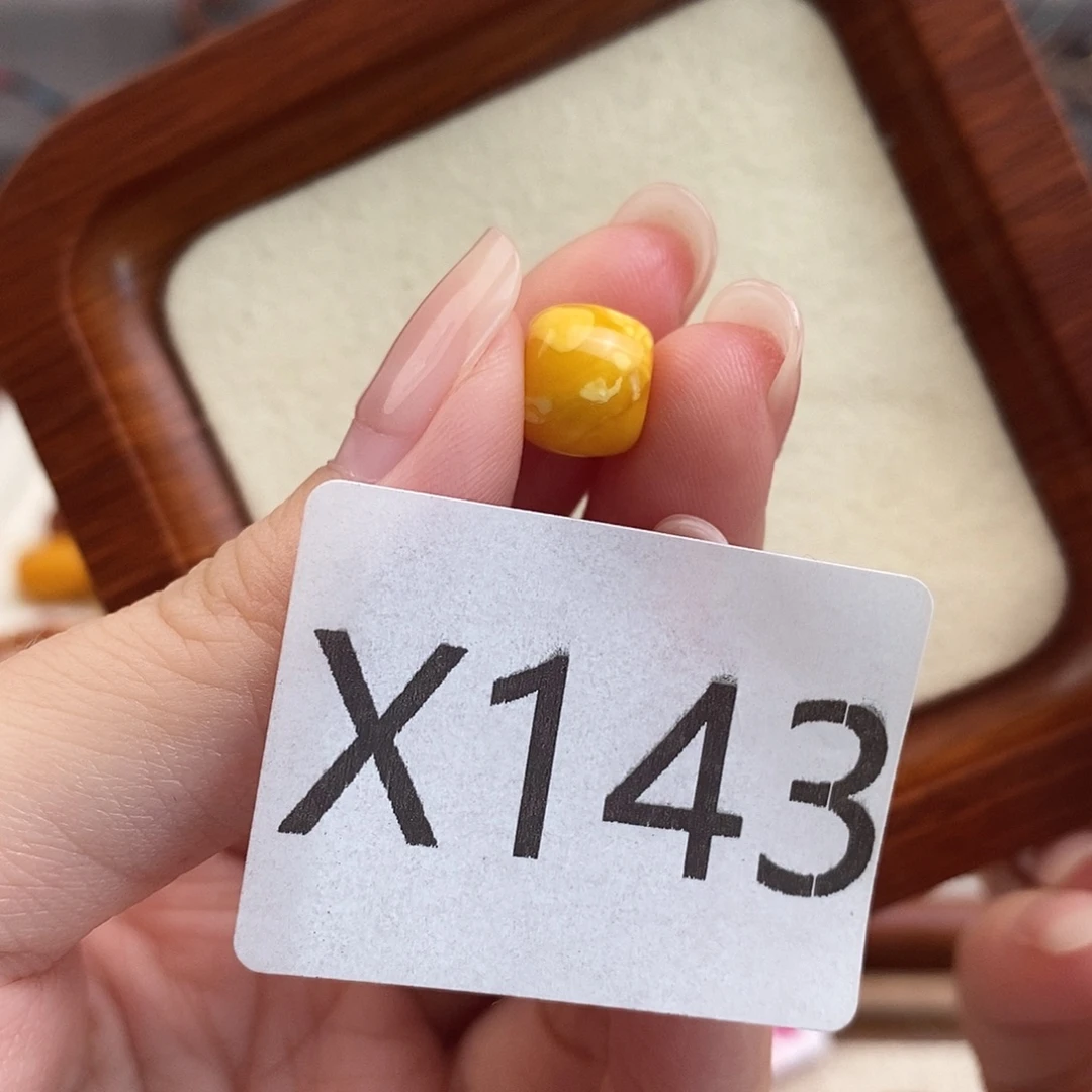 蜜蜡未镶嵌珠宝奇石