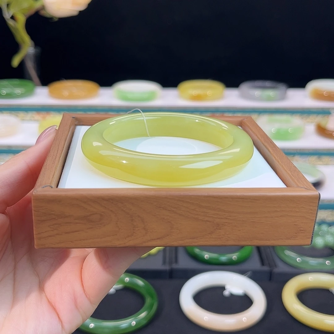 喜***圆和田玉未镶嵌手镯