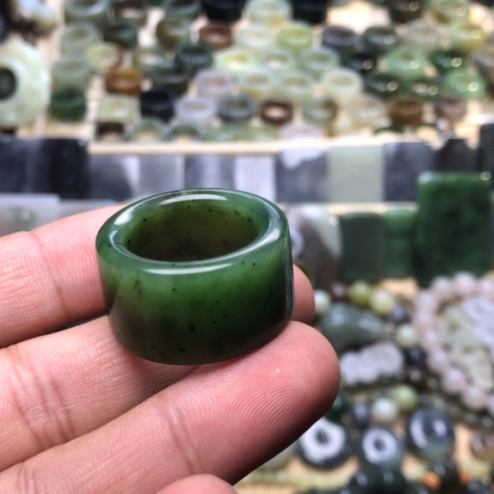 早***.和田玉未镶嵌颈饰