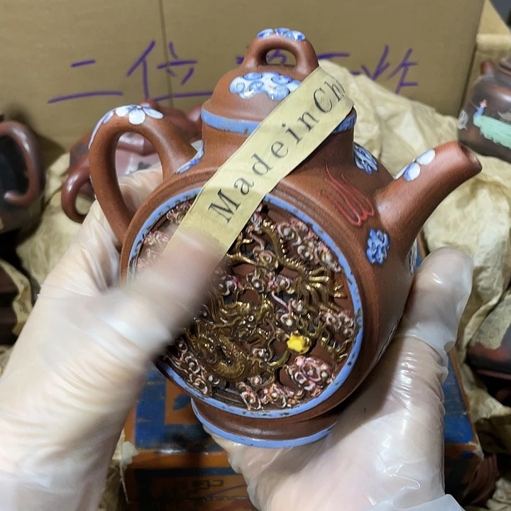 紫砂茶壶原矿泥料，手工制作的一把紫砂壶。