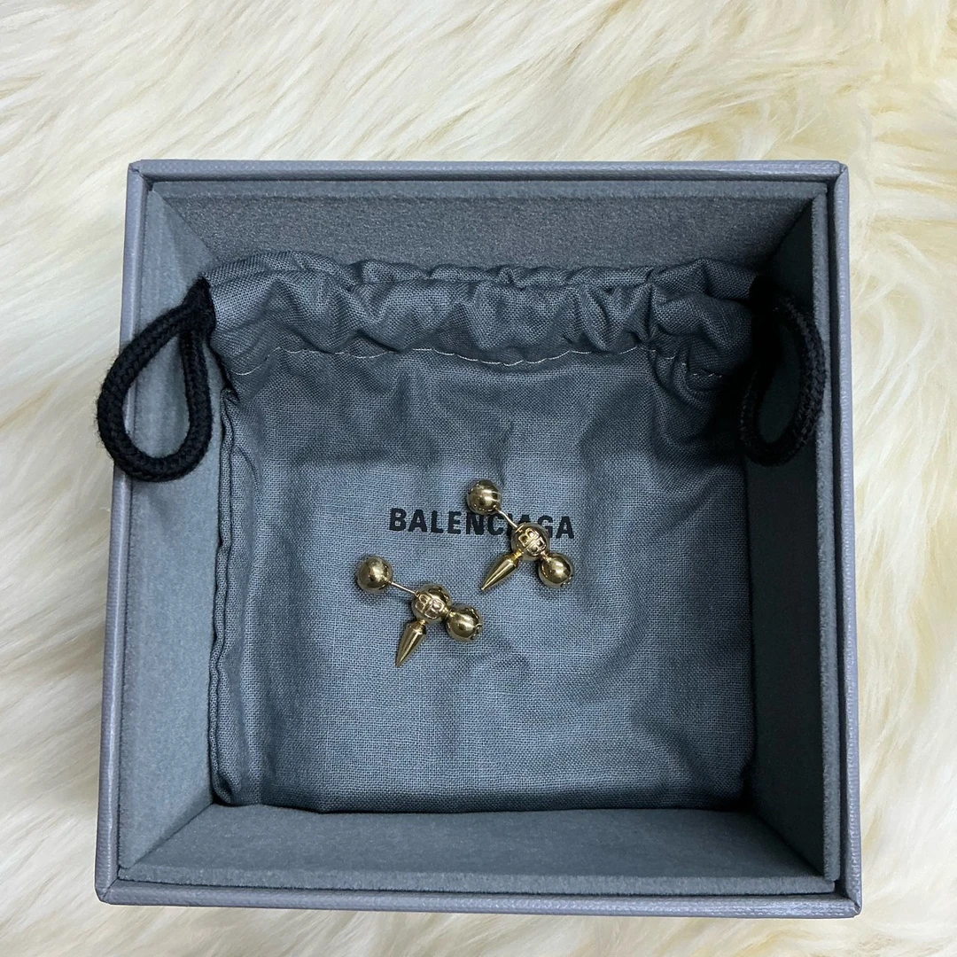全新未使用 Balenciaga/巴黎世家 双B字母金色耳钉全新原盒两只