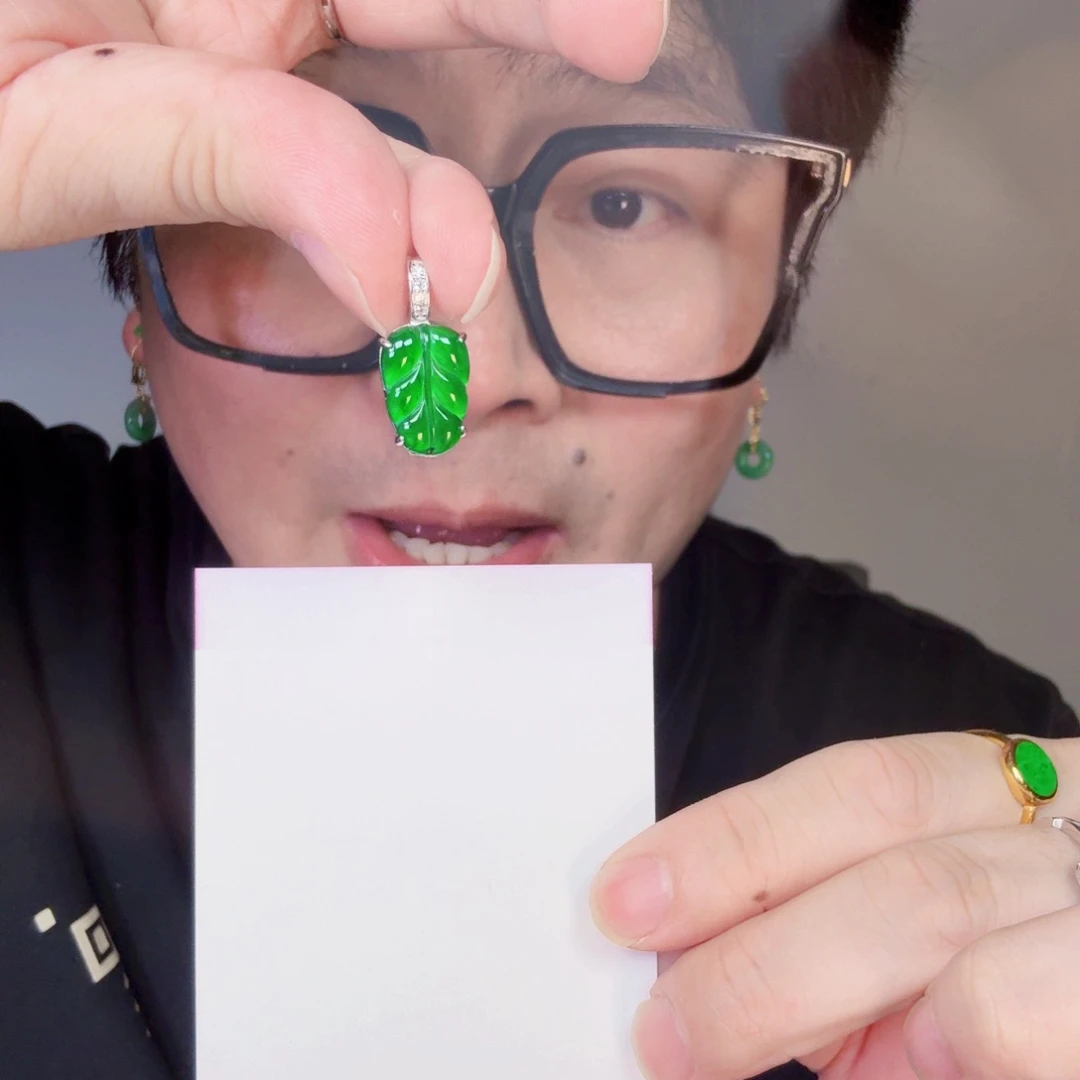 翡翠未镶嵌颈饰一件