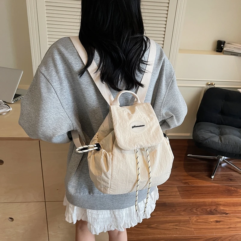 2025夏季新款时尚简约学院风双肩包轻便百搭休闲背包