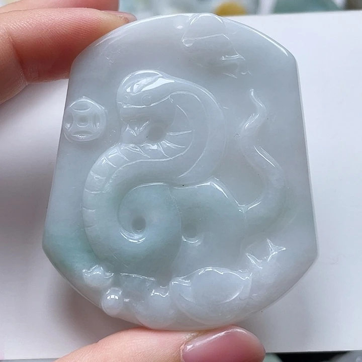 翡翠未镶嵌颈饰蛇牌