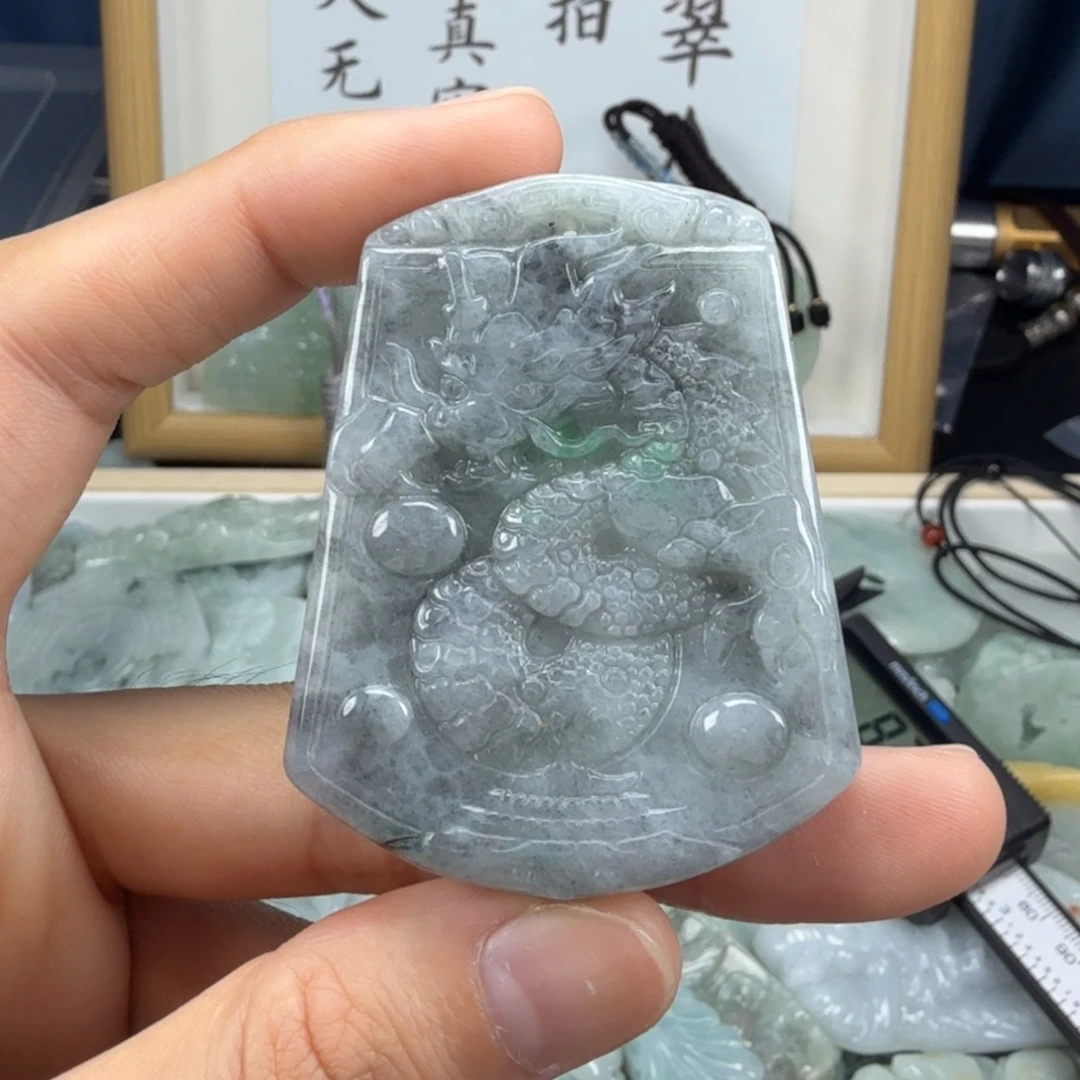 翡翠挂件未镶嵌翡翠